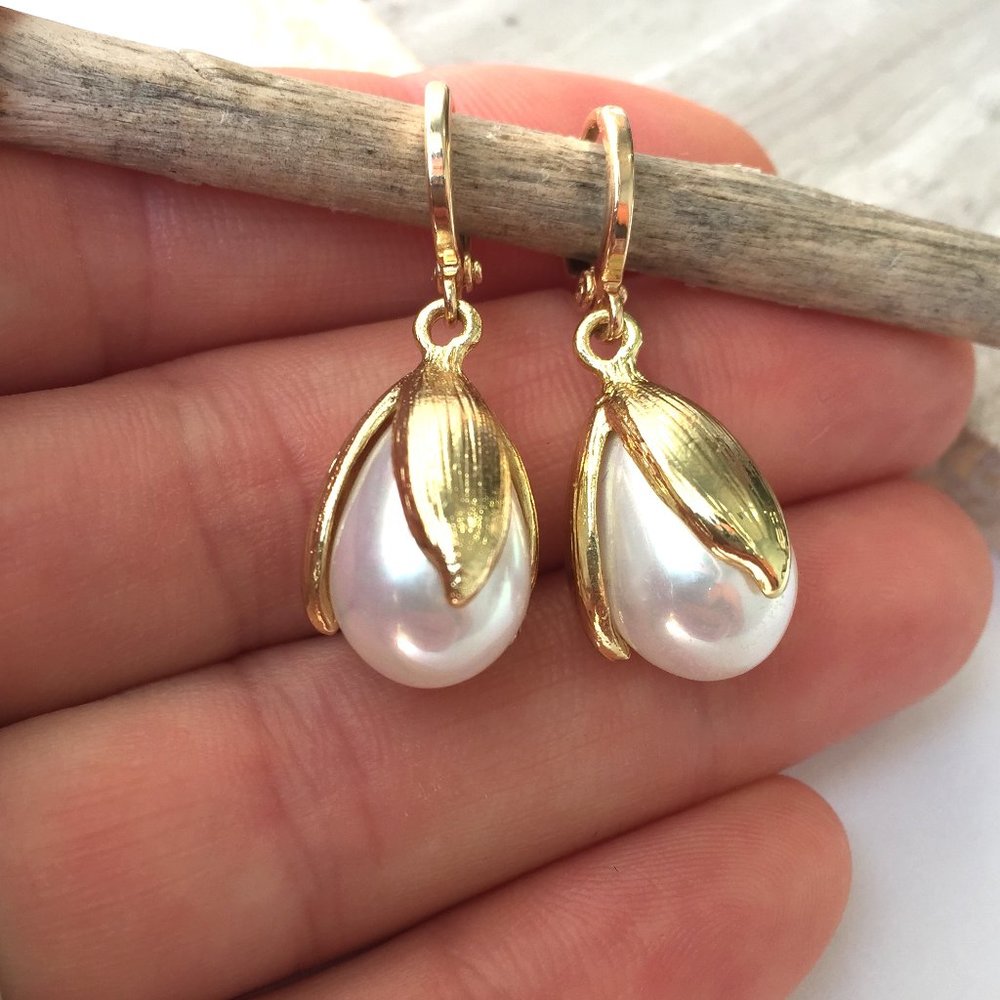 Pearl Tulip drop / Gold huggie lever back Earrings - Picture 1 of 7
